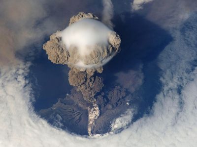 Vista Dall'alto Del Vulcano In Eruzione Durante Il Giorno