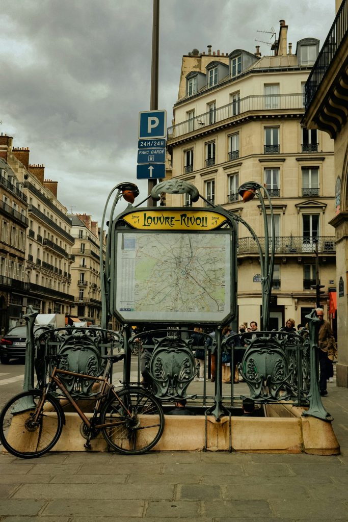 fotografia di una mappa metropolitana della città di Parigi presso la stazione Louvre-Rivoli