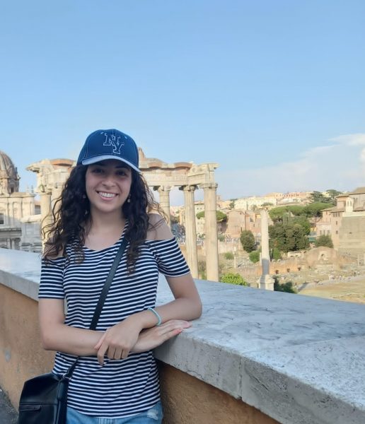 Martina Suriano a Roma davanti ai Fori Imperiali