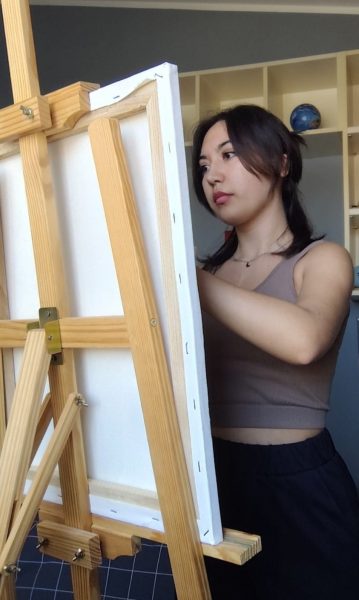 Matilde Salerno che dipinge su tela