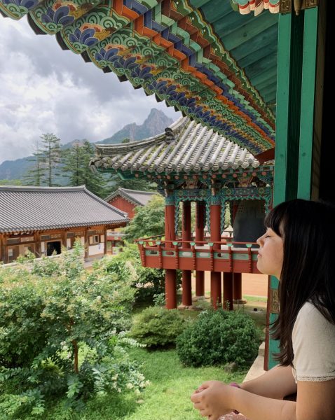 ritratto di Lorenza affacciata dalla finestra di un tempio in Corea del Sud