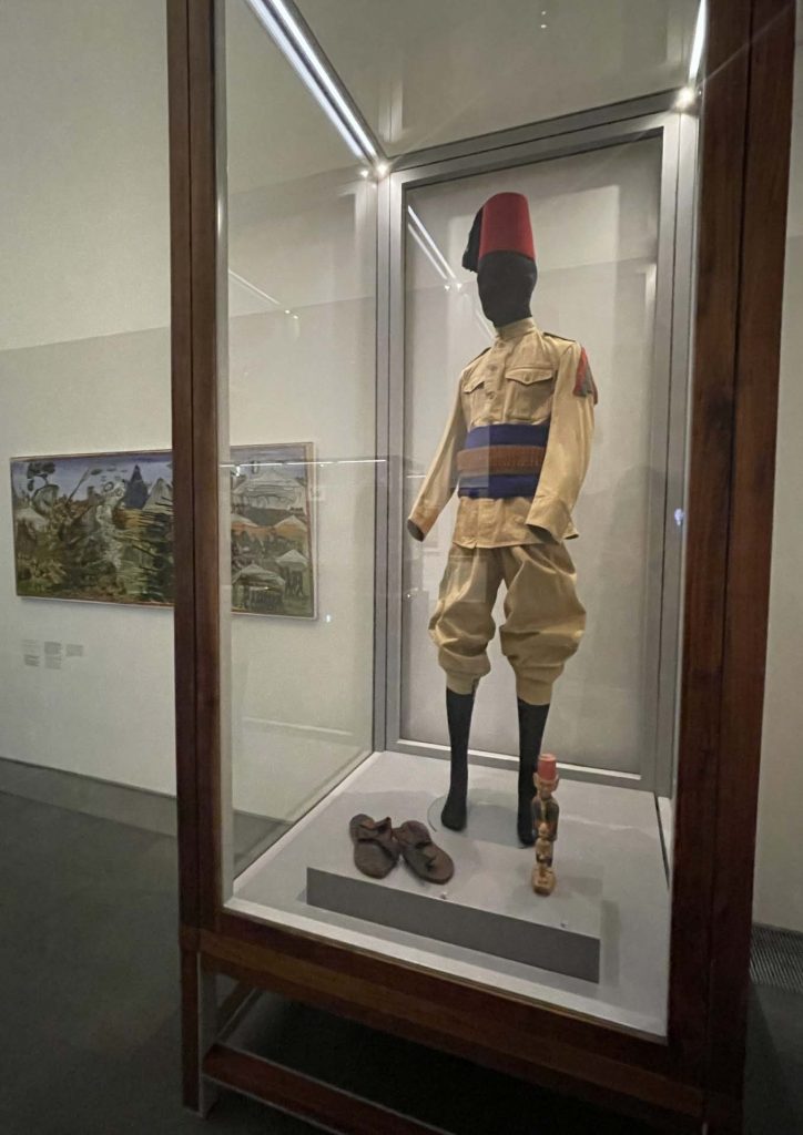 Uniforme di soldato àscaro eritreo in mostra presso la collezione permanente “Milano globale. Il mondo visto da qui” – Mudec, Museo delle Culture di Milano