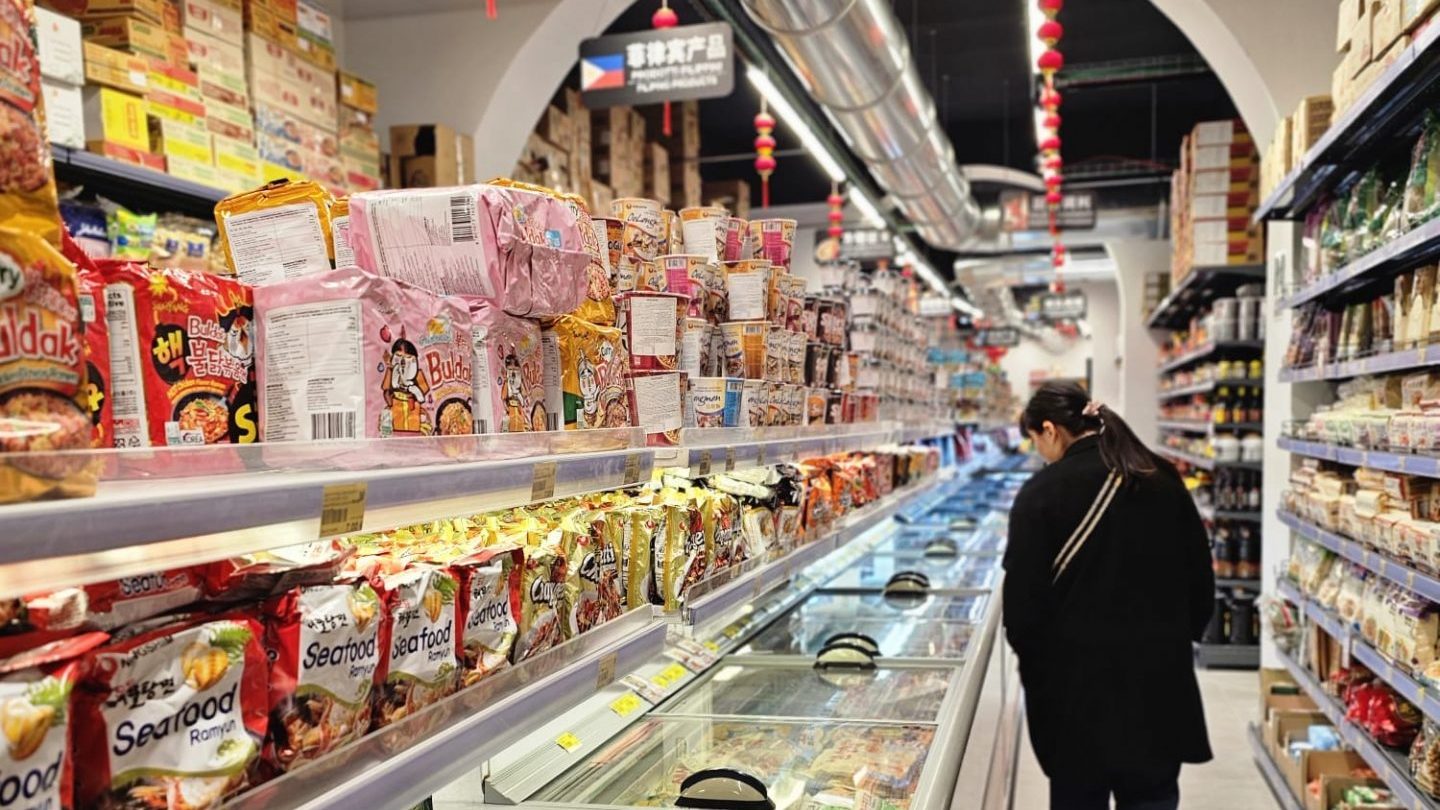 Interno di un minimarket in Chinatown con diversi tipi di ramen posizionati sugli scaffali