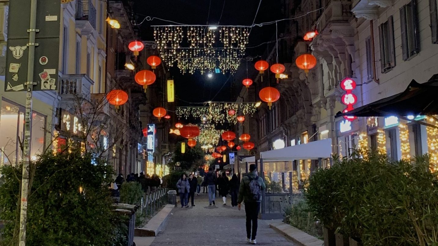 Via Paolo Sarpi decorata con luci e lanterne cinesi in vista del Capodanno Lunare